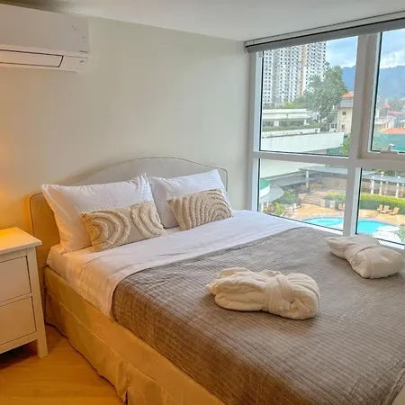 The Suite- Luxurious City Skyline