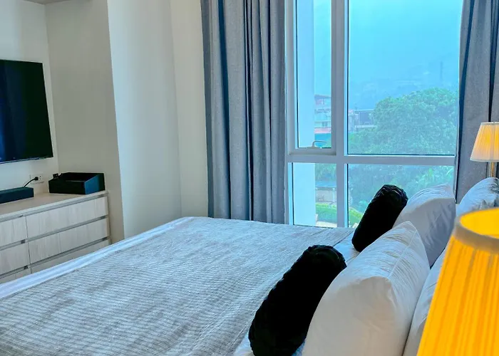 The Suite- Luxurious Skyline
